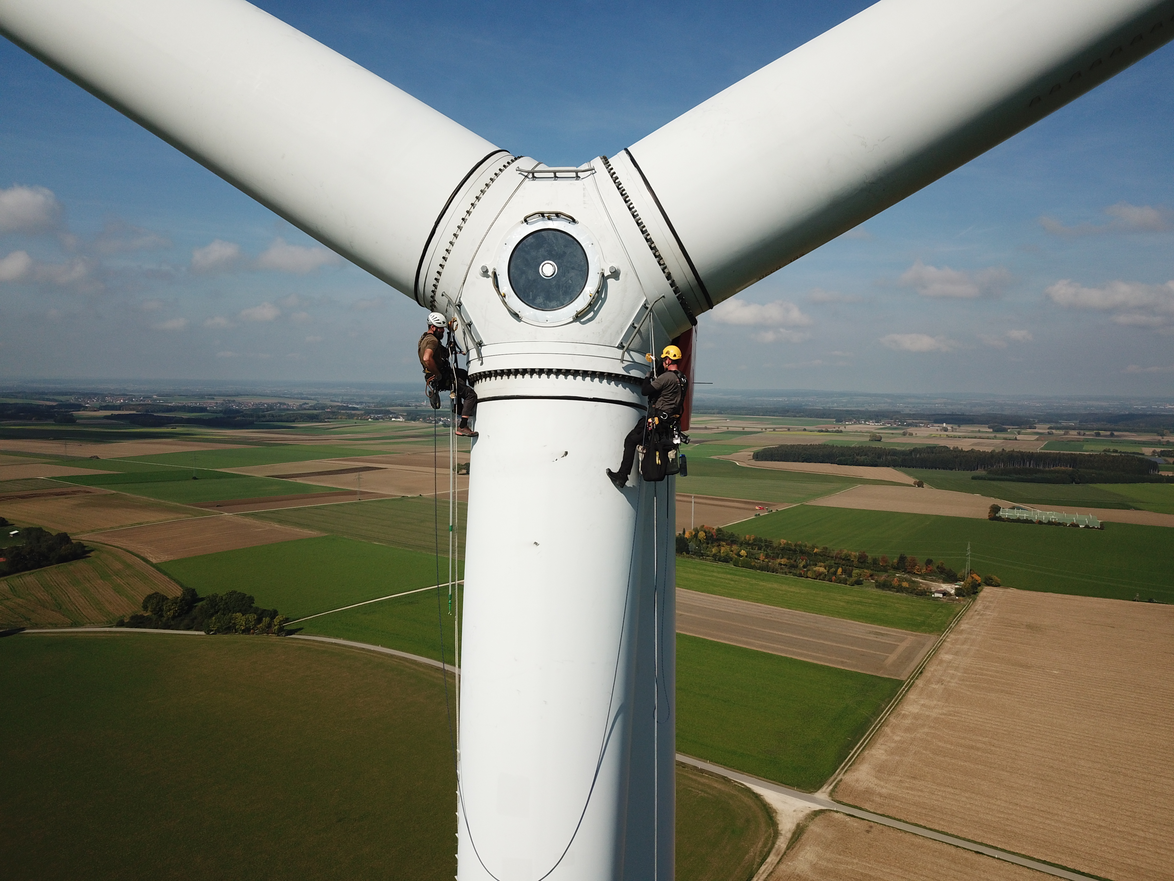 Inspection and maintenance of wind turbine nacelle